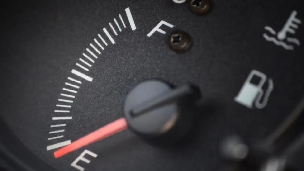 أزمة أسعار البنزين.. حركة بسيطة داخل سيارتك توفر نصف استهلاك الوقود يومياً