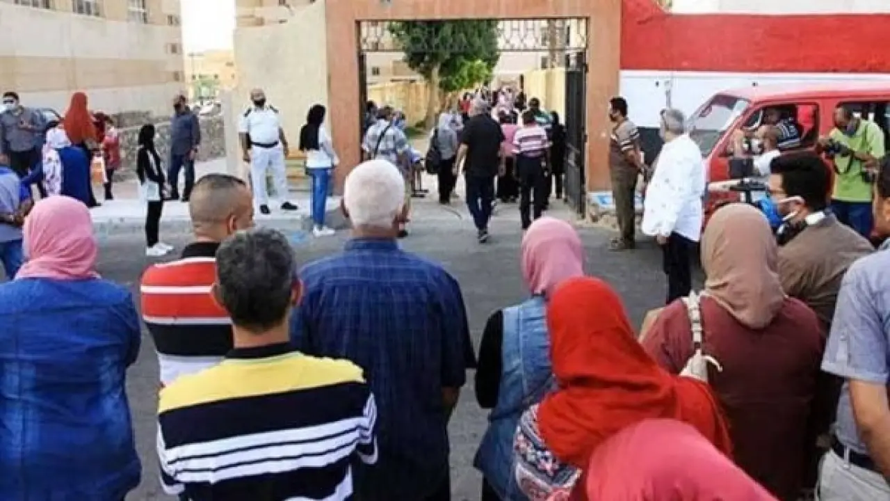 أولياء أمور أمام الشرطة.. تمرد جماعي يضرب مدرسة خاصة بسبب زيادات المصاريف