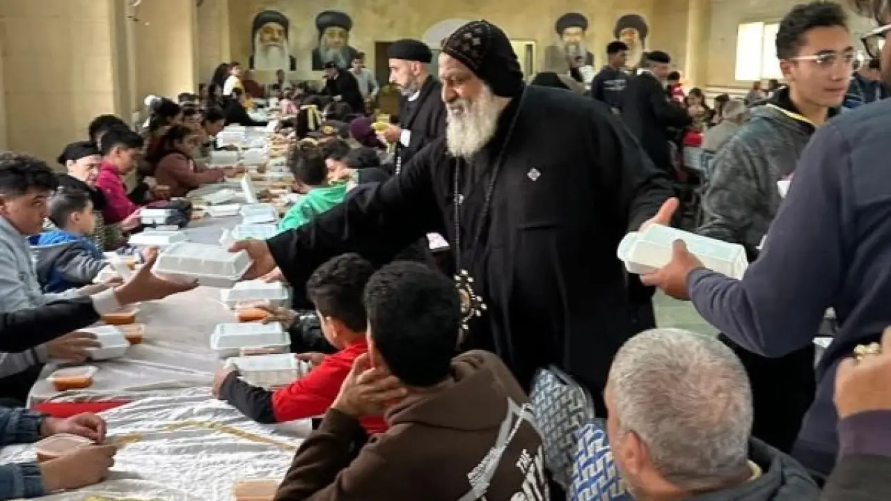 إيبارشية حلوان.. مشهد استثنائي يجمع الأنبا ميخائيل والأهالي حول مائدة المحبة بذكرى الميلاد