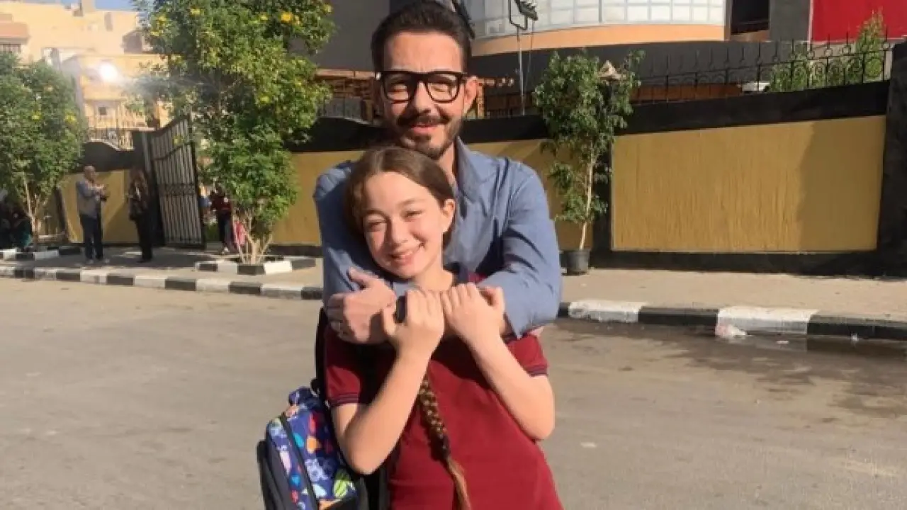 بكلمات مؤثرة.. أحمد زاهر يثير تفاعلاً واسعاً برسالة غامضة لابنته منى في عيد ميلادها