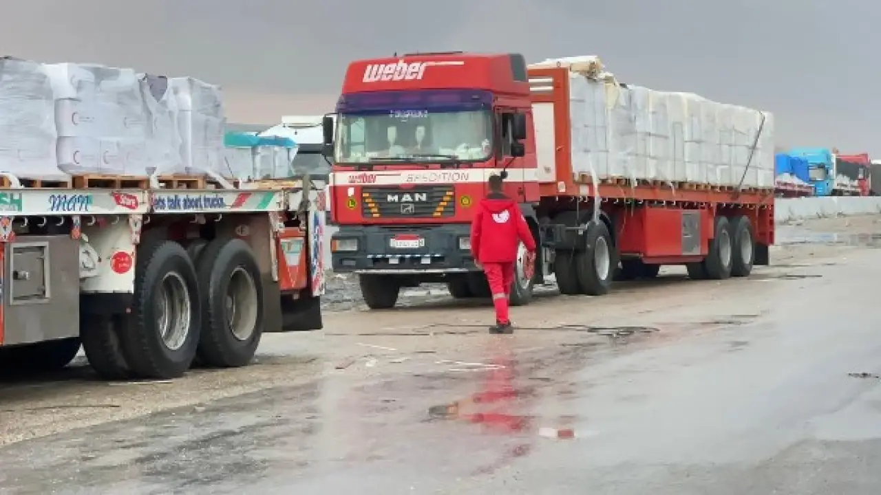 تحت أمطار غزيرة.. سفينة زاد العزة تشق طريقها لإنقاذ آلاف الأسر في غزة