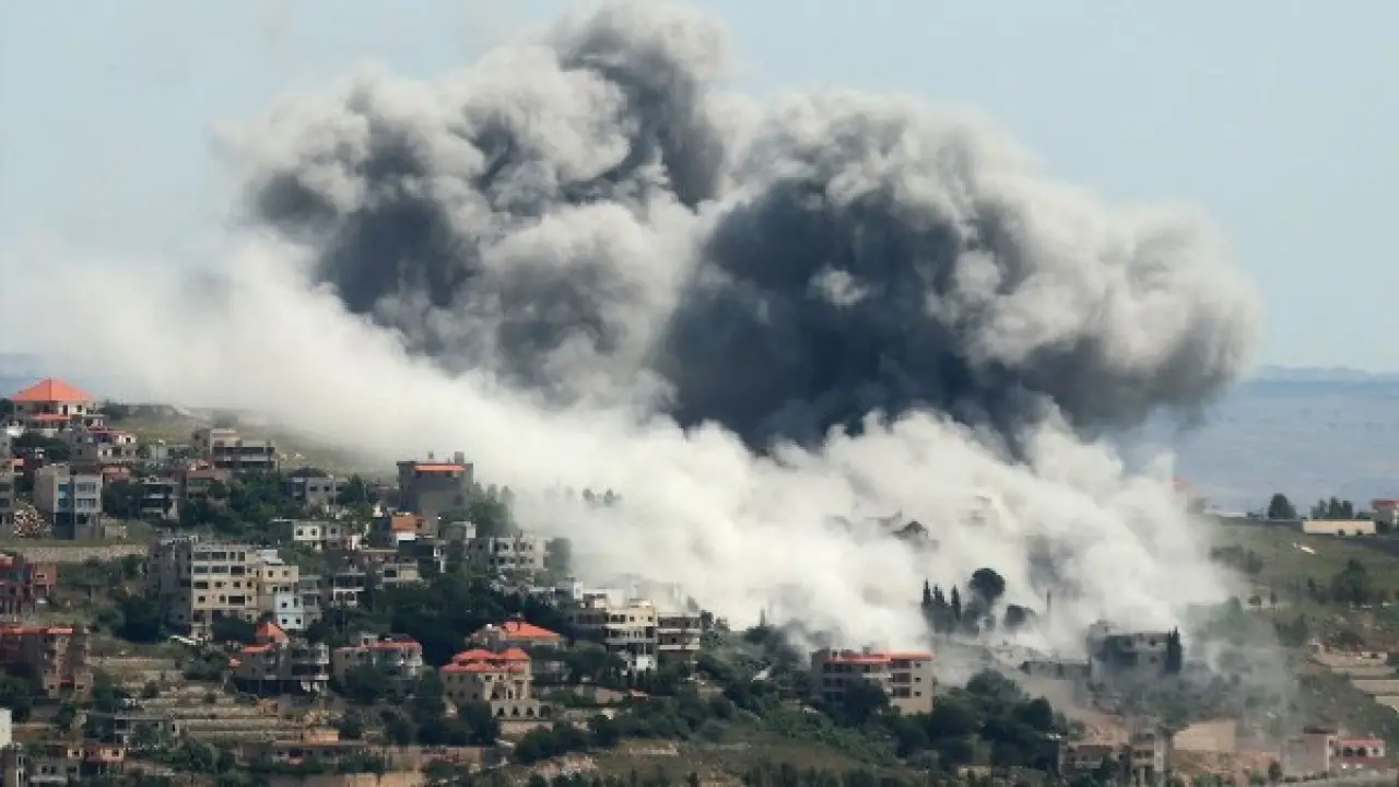 جبهة الجنوب تشتعل.. غارات إسرائيلية مكثفة تضرب أهدافاً لحزب الله وتغير مسار المواجهة