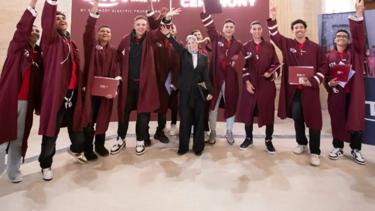 دموع ومفاجآت.. لحظات مؤثرة تخطف الأنظار في حفل تخرج دفعة 2025 الأيقوني