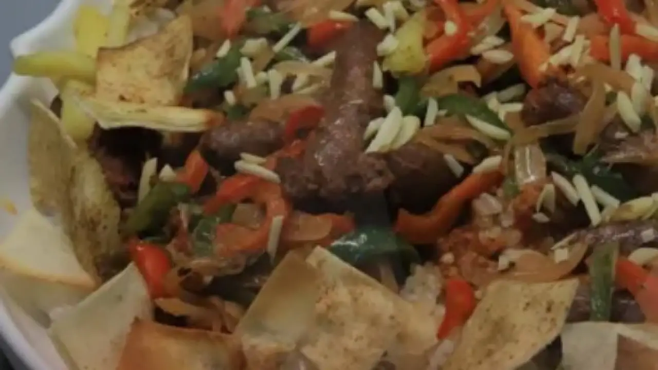 سر الفتة المبتكرة.. مكون واحد يحول السجق العادي إلى وجبة تنافس المطاعم الكبرى