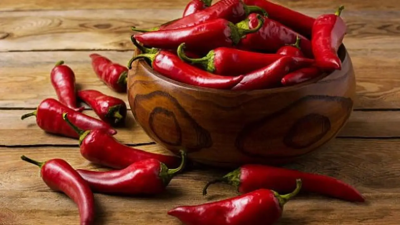 سر من المطبخ.. وضع الفلفل الحار على الرأس ينهي أزمة تساقط الشعر تماماً