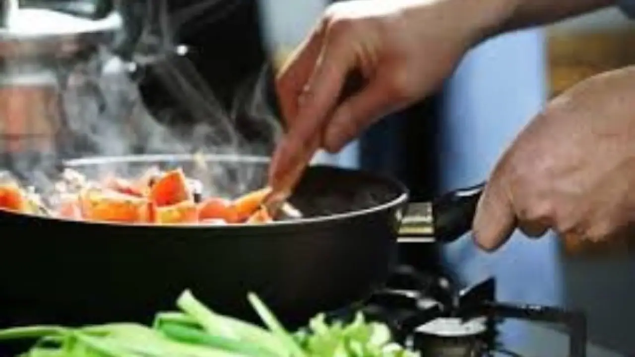 سموم خفية.. أخطاء شائعة في مطبخك تهدد سلامة أسرتك وتدمر نكهة الطعام