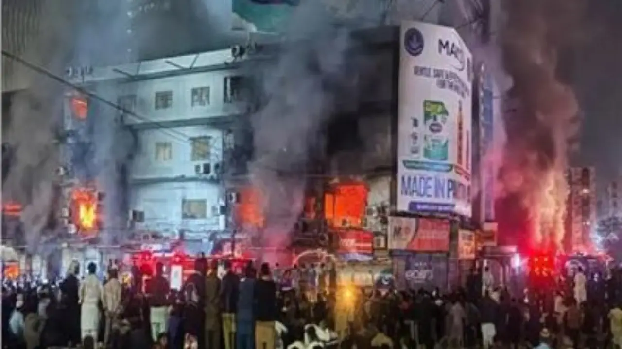 فاجعة في باكستان.. مئات العائلات تترقب مصير المفقودين وسط رماد مركز التسوق المستعر