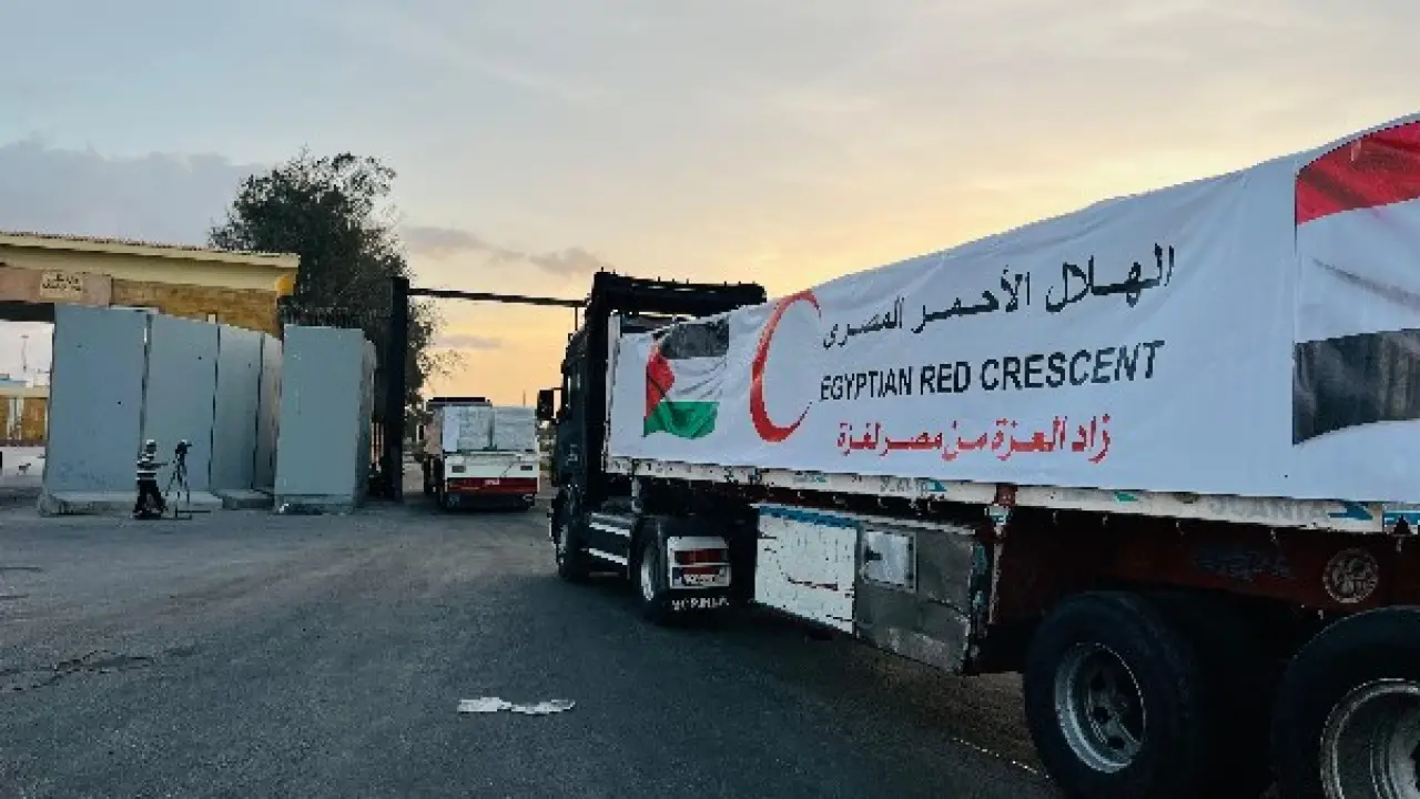 قافلة زاد العزة 119.. مساعدات ضخمة تعبر الحدود لإنقاذ آلاف الأسر في غزة