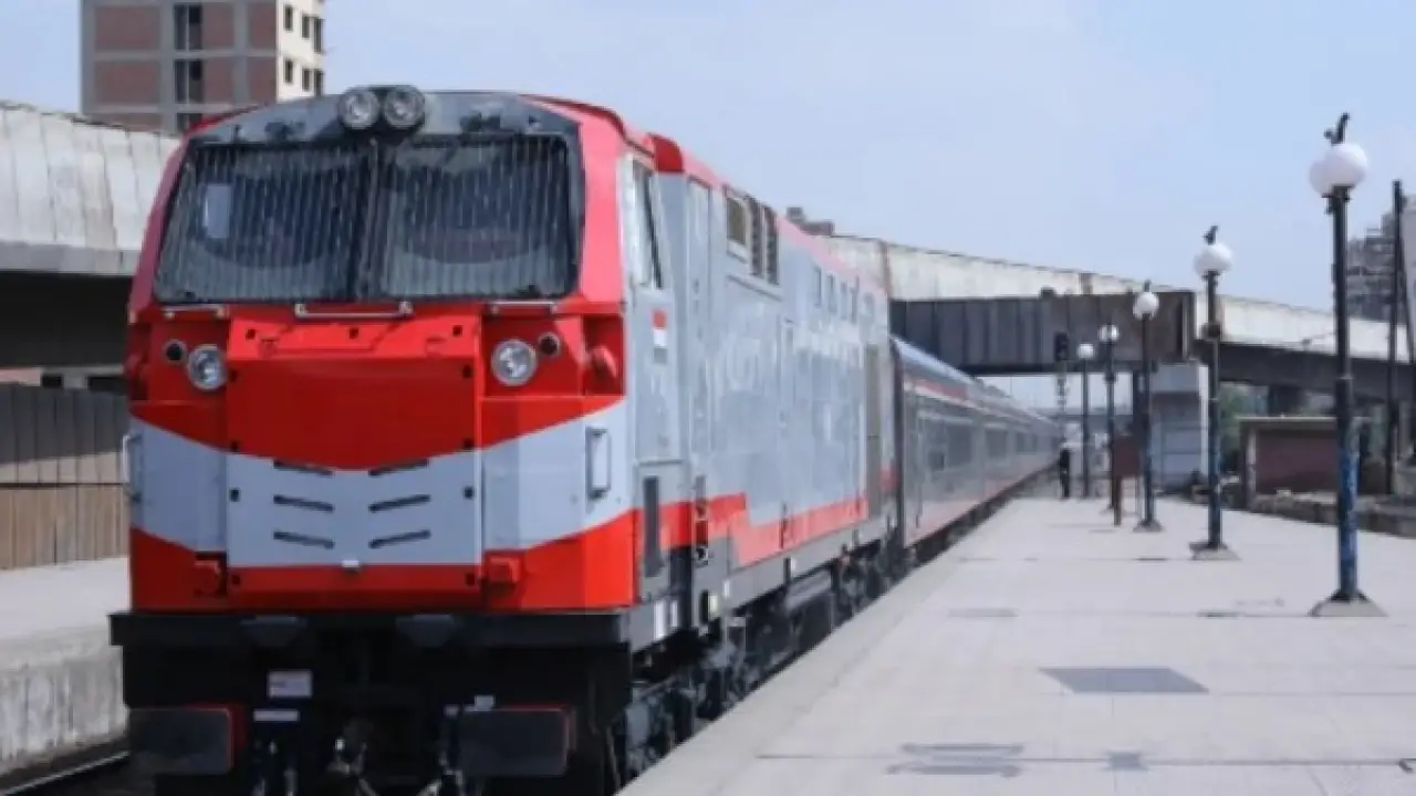 كارثة فوق القضبان.. تحذير شديد اللهجة للمواطنين ينهي أزمة تهديد مسار القطارات