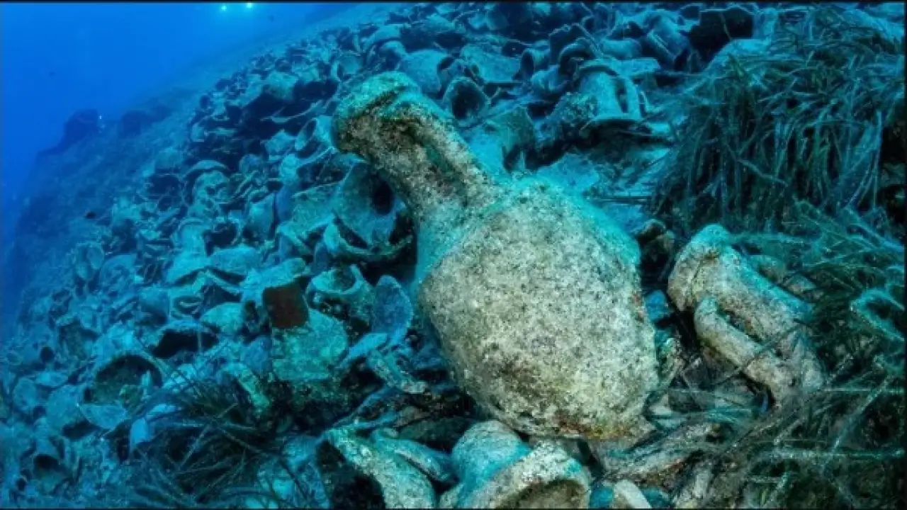 كنز غارق منذ 600 عام.. محتويات سفينة نادرة تثير دهشة علماء الآثار في 2026