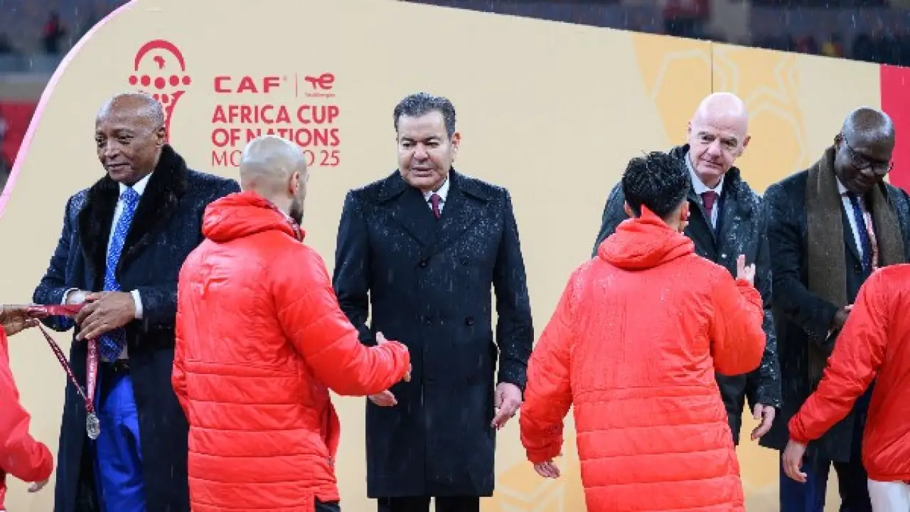 مشاهد استثنائية.. شقيق ملك المغرب يحسم الجدل في لحظة تسليم كأس أمم إفريقيا