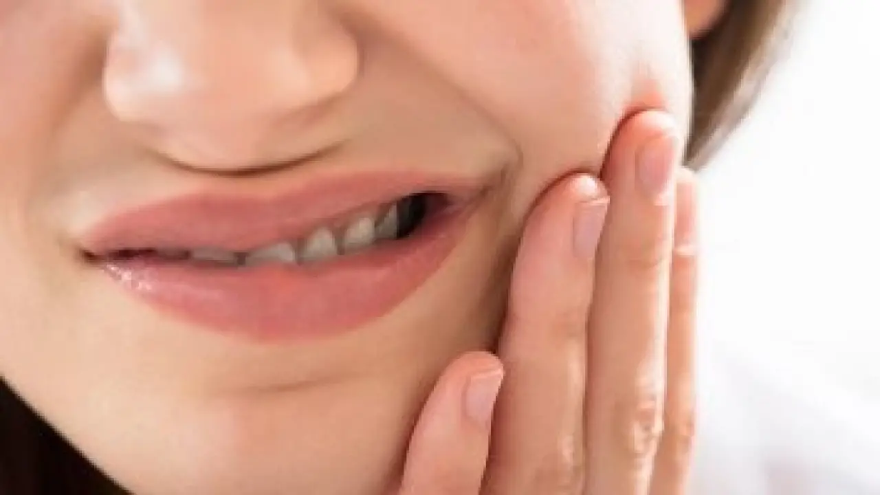 وجع الأسنان.. سر منزلي ينهي المعاناة في دقائق ويغنيك عن زيارة الطبيب