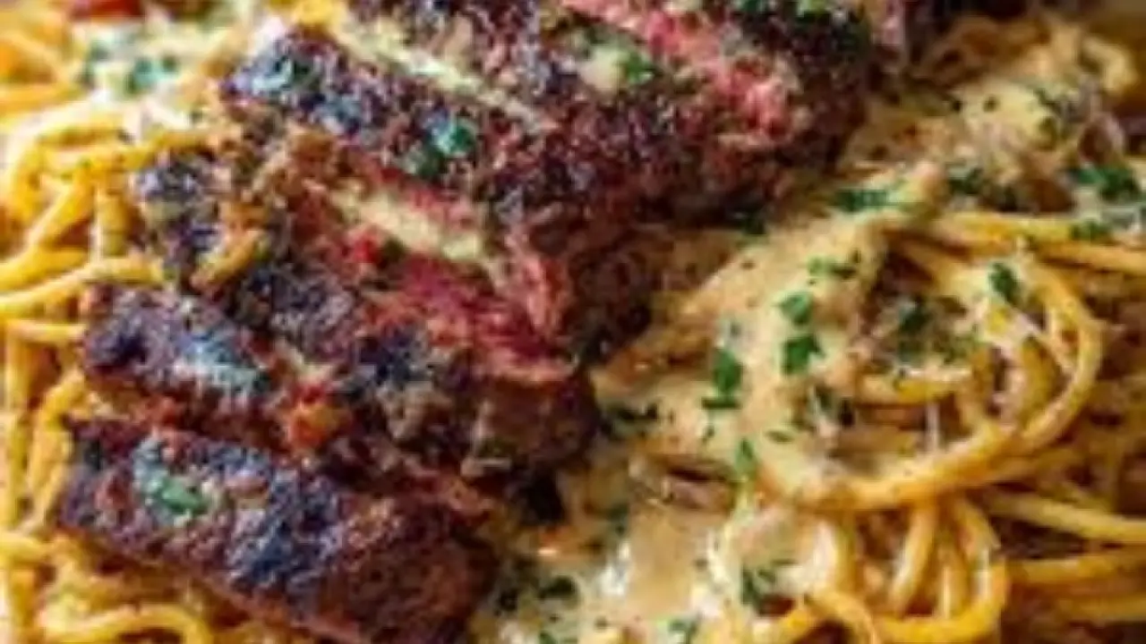 مذاق يثير الجدل.. سر دمج الجبن والثوم مع اللحم يقلب موازين مطبخك