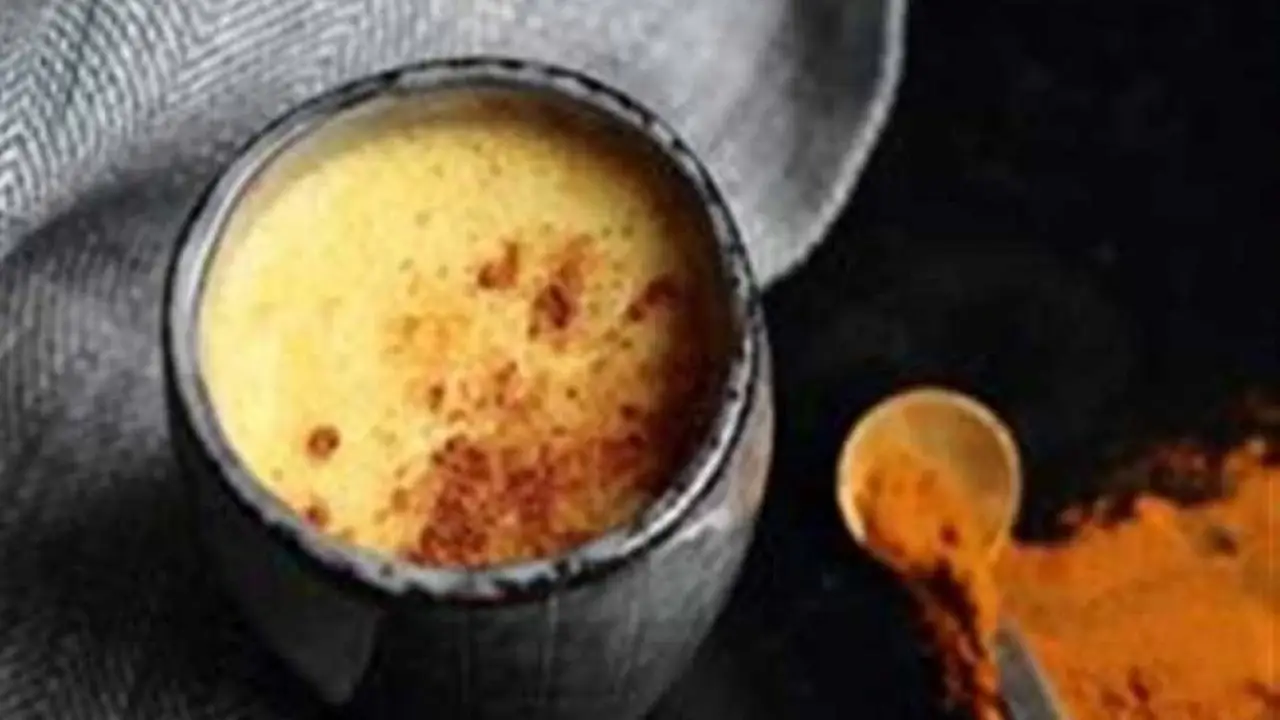 أفضل مشروب في ليالي الشتاء.. فوائد وطريقة تحضير الحليب الذهبي