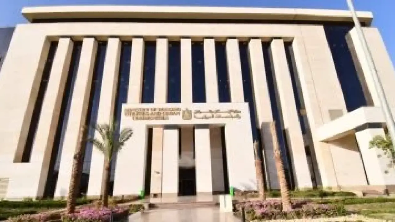 "الإسكان" تُعلن طرح محال وصيدليات ووحدات وقطع أراضِ بنشاط ورش بـ3 مدن جديدة