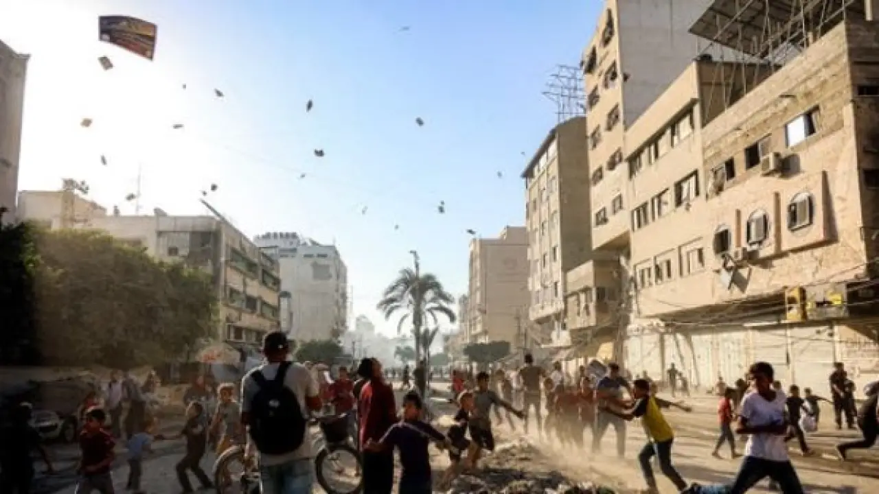 القوات الإسرائيلية تجبر عشرات العائلات بغزة على الإجلاء