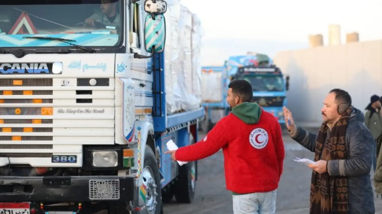 الهلال الأحمر يعزز مد غزة بسلال غذائية ومواد طبية وشتوية عبر قافلة «زاد العزة» 120