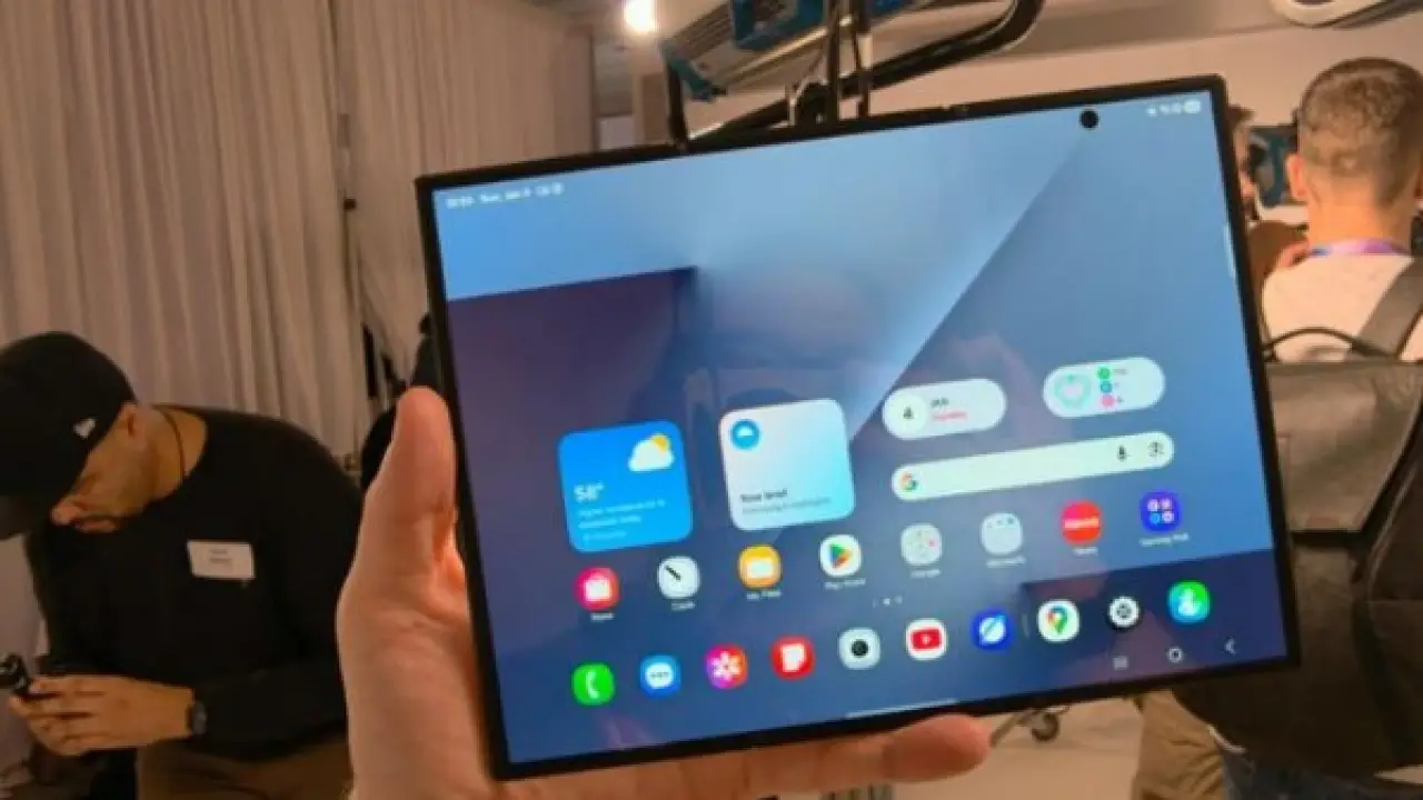 بميزة ثورية.. سامسونج تطلق أول شاشة قابلة للطيّ بدون أيّ طيّات