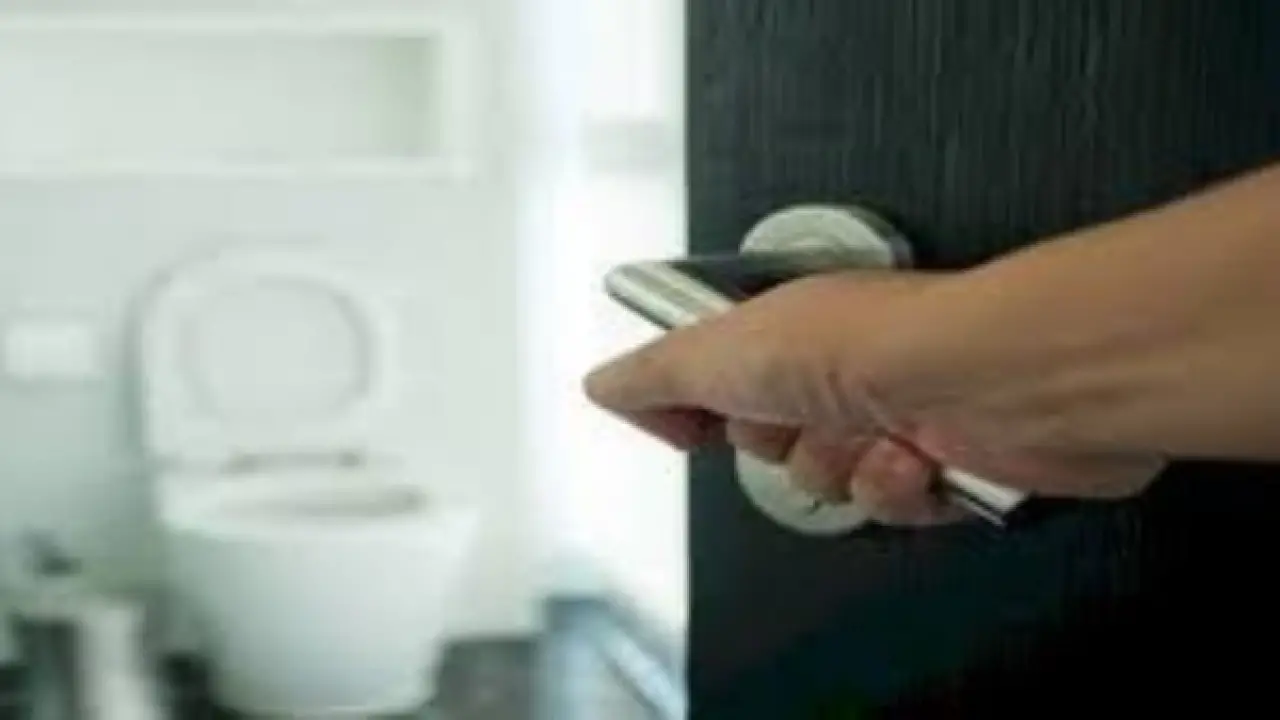 تفسير حلم المرحاض في المنام: فقدان السيطرة والشعور بانعدام الخصوصية