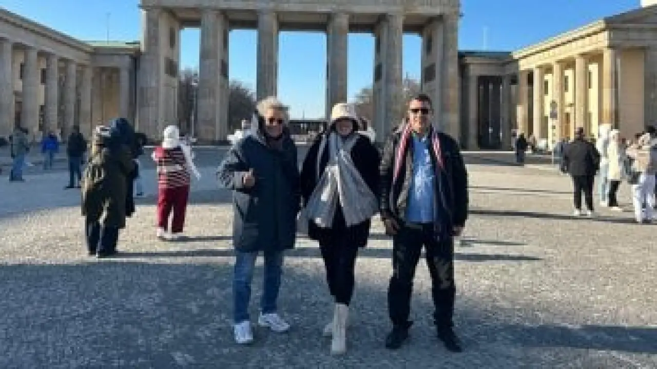 درجة الحرارة صفر وإقبال على بوابة براندنبورج الشهيرة في ألمانيا.. مباشر