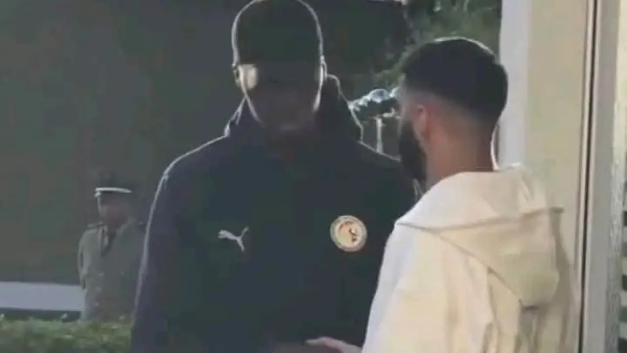 صيباري يزور ميندي ويعتذر بعد حادثة المنشفة في نهائي كأس أمم أفريقيا