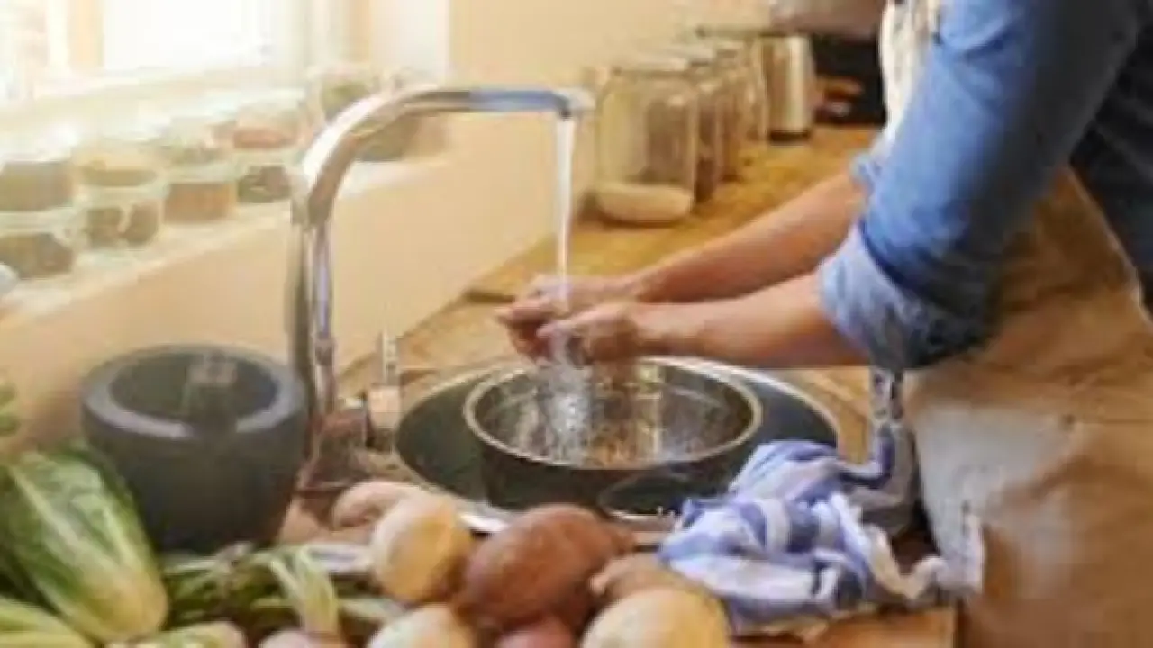 مفاجأة… أطعمة غسلها يضر أكثر مما ينفع