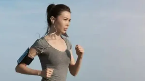 آلام الظهر بسبب العمل المكتبي؟ 5 تمارين منزلية تعيد استقامة عمودك الفقري.