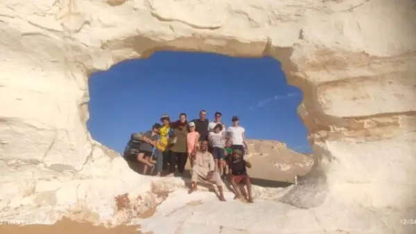 أجواء احتفالية.. زوار الصحراء البيضاء يشاركون في فعاليات رأس السنة الجديدة