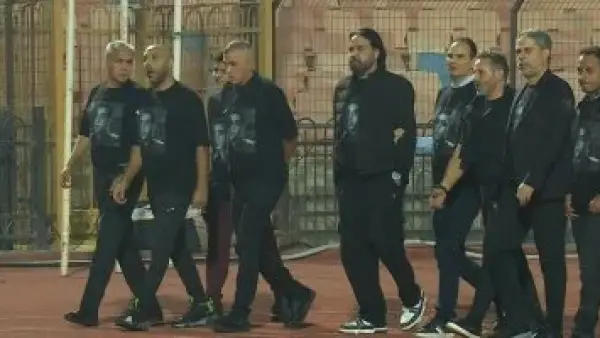 أساطير الزمالك يُحيّون الجماهير بقمصان محمد صبرى فى لفتة مؤثرة لتكريم الراحل