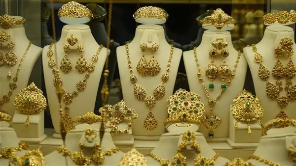أسعار الذهب تنهي الأسبوع على انخفاض حاد.. الجنيه يخسر 160 جنيهًا في ساعات