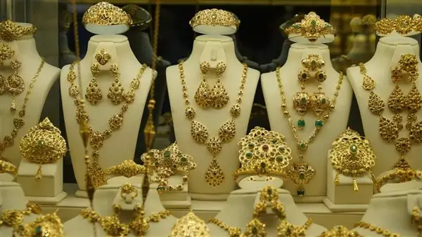 أسعار الذهب تنهي الأسبوع على انخفاض حاد.. الجنيه يخسر 160 جنيهًا في ساعات