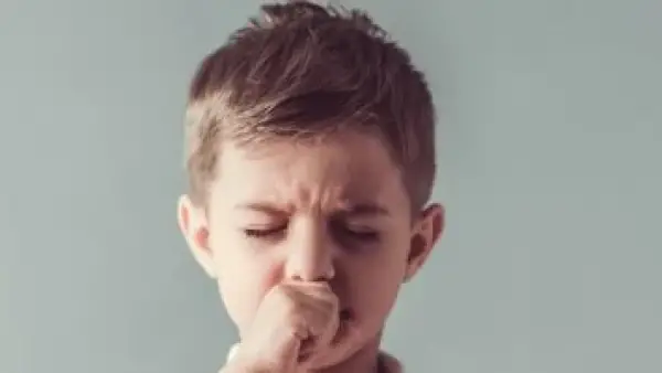 أعراض متشابهة وخطورة مختلفة.. متى يتحول الفيروس المخلوي إلى التهاب رئوي عند الأطفال؟