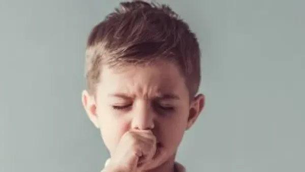 أعراض متشابهة وخطورة مختلفة.. متى يتحول الفيروس المخلوي إلى التهاب رئوي عند الأطفال؟