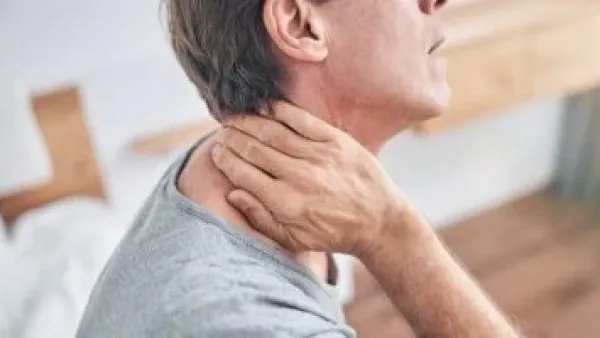 ألم الرقبة المفاجئ.. علامة الإصابة بالسكتة الدماغية التي يتجاهلها كثيرون