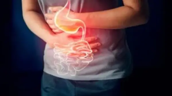 ألم المعدة ليس مجرد عرض عابر.. 5 علامات تؤكد حاجتك لزيارة الطبيب.