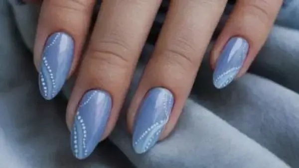 ألوان الشوكولاتة والتوت الداكن: كيف أعادت البساطة الفاخرة تعريف اتجاهات طلاء الأظافر لشتاء 2026.