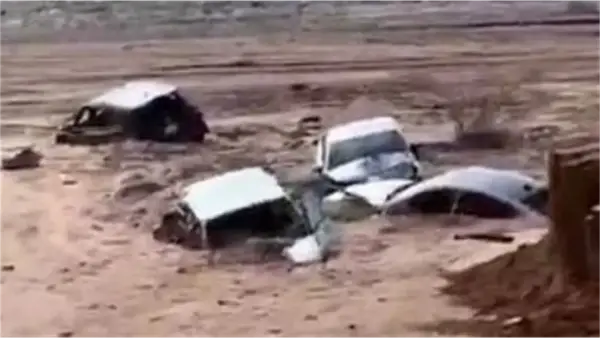 أمطار جدة الغزيرة تعطل الحركة وتحتجز السيارات على الطرق الرئيسة