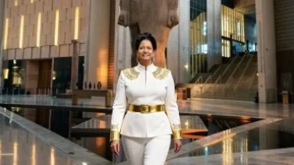 أم كلثوم بالبدلة الفرعونية تتصدر مشاهد احتفالات المتحف الكبير