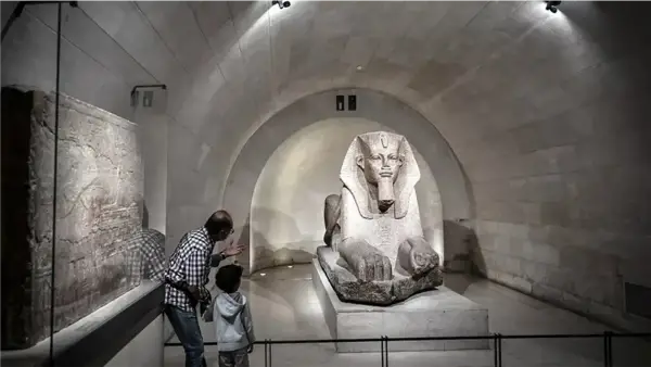 إتلاف 400 كتاب ووثيقة نادرة في متحف اللوفر بسبب تجاهل صيانة صمام مياه بمتحف المصريات