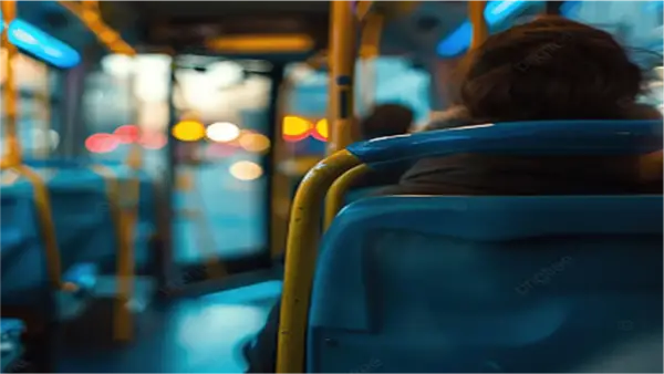 إتيكيت الجلوس في المواصلات العامة يبرز أهمية احترام المسنين ويعكس سلوك المجتمع في الأماكن العامة