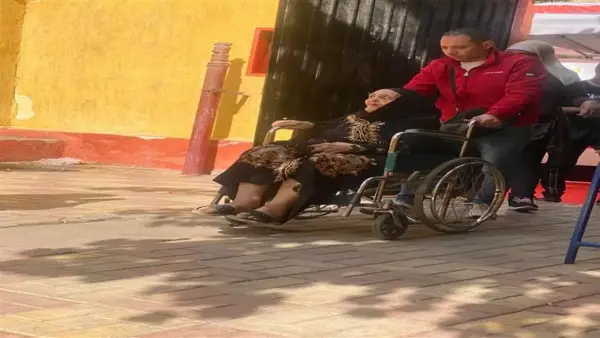 إرادة كبار السن وقدرتهم على المشاركة الانتخابية: سيدة تسعينية تؤكد حق التصويت رغم التحديات