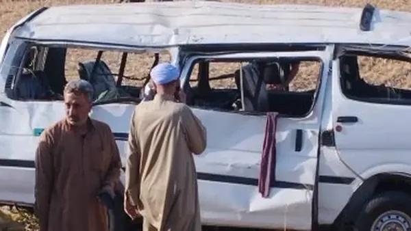إصابة 7 أشخاص في انقلاب ميكروباص بمدينة 6 أكتوبر وتأثير الحادث على حركة المرور