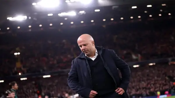 إقالة سلوت من تدريب ليفربول تعكس أزمة فنية تؤثر على مستقبل الفريق