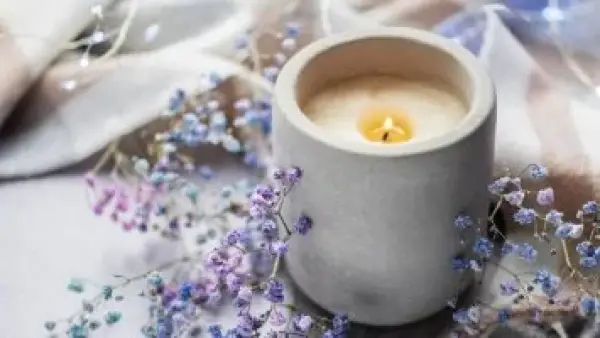 اختيار شمعة غير مناسبة قد يلوث طاقة بيتك.. خبراء يكشفون الفارق بين الطبيعي والصناعي.