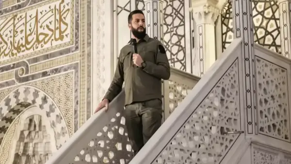 ارتداء الرئيس السوري البدلة العسكرية في المسجد الأموي يعكس أولويات الأمن والرسائل السياسية بعد عام من إعلان النصر