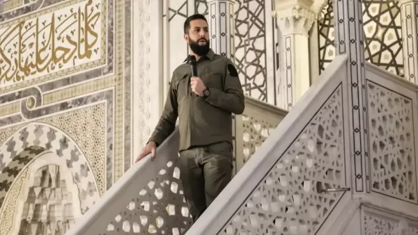 ارتداء الرئيس السوري البدلة العسكرية في المسجد الأموي يعكس أولويات الأمن والرسائل السياسية بعد عام من إعلان النصر