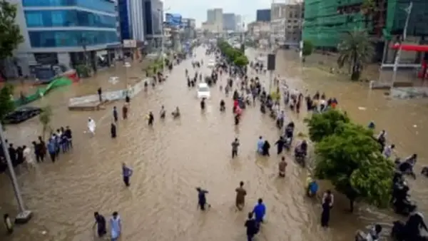 ارتفاع قتلى الفيضانات والانهيارات الأرضية في إندونيسيا إلى 19 مع تواصل الفرق للبحث والإنقاذ