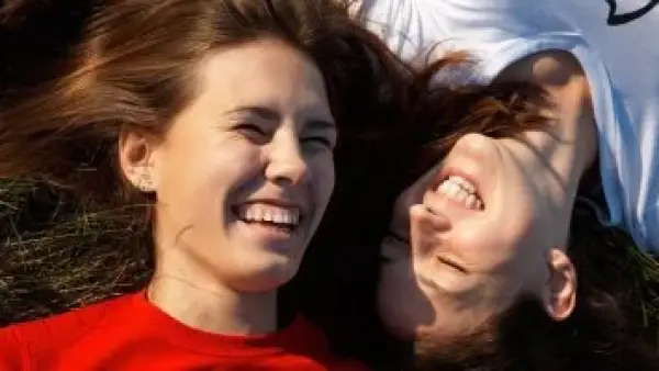 استعادة الشعور بالسعادة يبدأ من عقلك.. عادات يومية بسيطة تغير كيمياء الدماغ