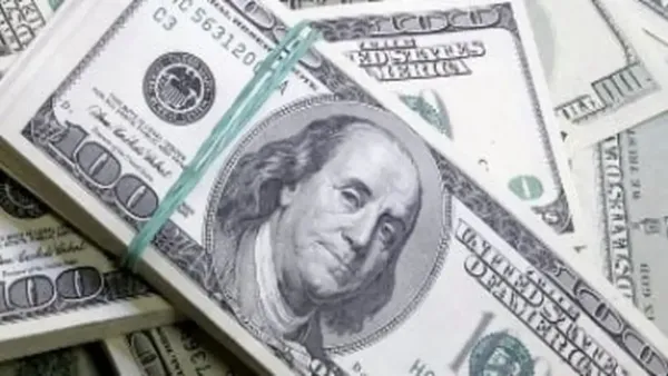 استقرار سعر الدولار في البنوك المصرية يعزز ثقة السوق ويحد من تقلبات الجنيه