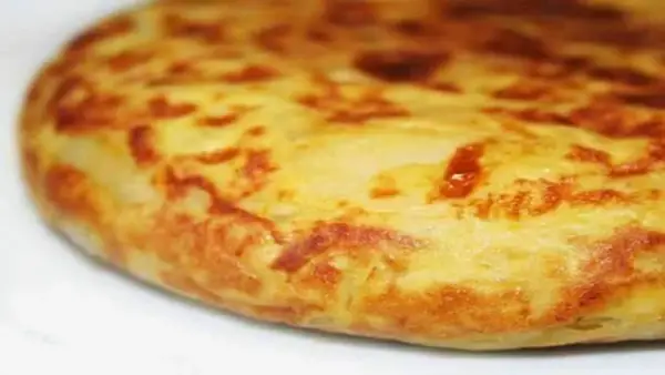 استمتع بمذاق لا يقاوم.. طريقة تحضير فطيرة البطاطس بالجبنة خطوة بخطوة